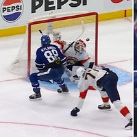 Delad bild. Vänster: ishockeyspelare gör mål. Höger: blåklädda spelare firar på isen.