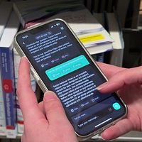 Tvådelad bild. Vänster: person med mobil som visar text; Höger: interiör från ett kontor.