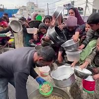 Personer får mat utdelat i Gaza och Carl Skau, operativ chef FN:s livsmedelsprogram