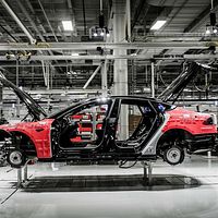 Tvådelad bild. Vänster: bilproduktion i fabrik. Höger: person i kostym framför byggnad.