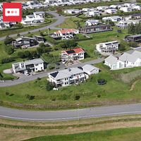 Delad bild. Till vänster: flygfoto av bostadsområde. Till höger: person i kavaj.