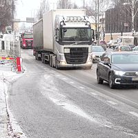 trafikerad väg i Umeå med lastbil, forskare på Umeå universitet
