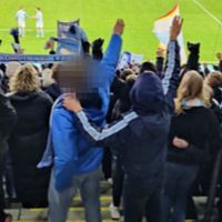 Vänster i bild: två MFF-fans gör Hitlerhälsningar på Eleda stadion. Höger i bild: Malmö FF:s VD Niclas Carlnén intervjuas på stadion i Malmö.