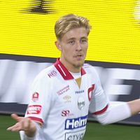Delad bild. Till vänster: fotbollsspelare jublar. Till höger: samma spelare pekar mot kameran.