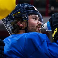 Delad bild. Till vänster: hockeyspelare dricker vatten. Till höger: intervju med spelare av SVT.