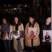 Delad bild. Till vänster: personer håller porträtt vid manifestation. Till höger: porträtt i ram.