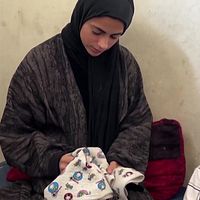 Delad bild. Vänster: person med hijab håller tyg. Höger: närbild på en mobil med barnfoto.