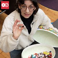Tvådelad bild. Vänster: Person håller godislåda. Höger: Skopa används för att ta godis.
