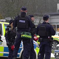 Till vänster poliser utanför Risbergska skolan i Örebro. Till höger polisens bild på Rickard Andersson som togs vid resecentrum i Örebro samma dag som masskjutningen.