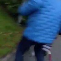 En person i blå täckjacka som ser ut att springa ifrån kameran och en hand so håller i en kniv.
