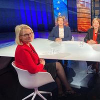 EU-parlamentarikerna Heléne Fritzon (S), Karin Karlsbro (L) och Malin Björk (V) tillsammans med programledare Marcus Carlehed i EU-parlamentet i Bryssel.