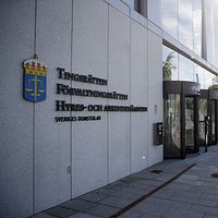 Delad bild. Till vänster: tingsrättens entré. Till höger: bild från massagesalong med sperma på väggen