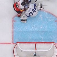 Delad bild. Till vänster: ishockeyspelare vid målbur. Till höger: domare visar gest med armarna.