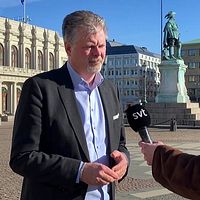 Bild i två sektioner. Vänster: intervju utomhus vid torg. Höger: man utanför byggnad.