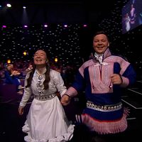 Tvådelad bild. Vänster: Samiska par dansar under ljusshow. Höger: Person i samisk klädsel vinkar.