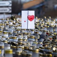 Tvådelad bild. Vänster: Minnesljus och kort med hjärta. Höger: Man går på gatsten med en pistol i handen.