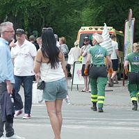 Flera personer och ambulanspersonal efter tumultet och försvararen försvararen Henrik Olsson Lilja.