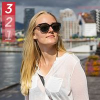 Tvådelad bild. Vänster: Kvinna vid vatten. Höger: Kvinna vid en studio.