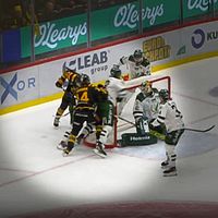 Tvådelad bild. Vänster: Ishockeyspelare vid mål. Höger: Närbild på en spelare i grön tröja.