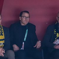 Delad bild. Till vänster: personer på läktare med matchhalsdukar. Till höger: fotbollsspelare.
