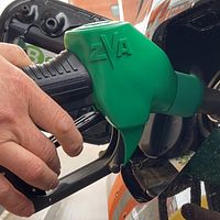 Tvådelad bild. Till vänster: hand håller i grön bensinpump.