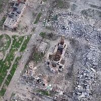 Tvådelad bild. Vänster: ruinlandskap. Höger: intakta byggnader och grönområden.