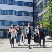 Bildmontage med en grupp kvinnor som går bredvid varandra utanför entrén till universitetssjukhuset i Linköping och porträtt på en av kvinnorna.