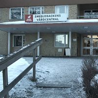 Tvådeladbild med fasaden till Smedjebackens vårdcentral till vänster och en kvinna klädd i röd tröja till höger.