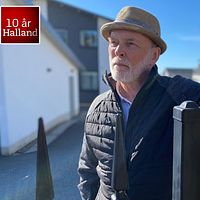 Man i hatt framför hus på solig dag. Text: ”10 år Halland” i hörnet.