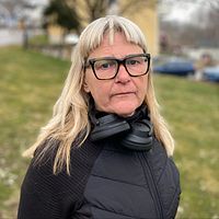 Tvådelad bild. Vänster: kvinna med glasögon utomhus. Höger: avspärrat fält med polisens band.