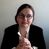 Delad bild. Vänster: person i kavaj med knäppta händer. Höger: hand tar ut körkort ur plånbok.