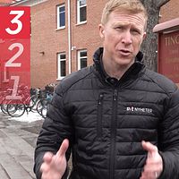 SVT reporter Per-Anders Fredriksson utanför tingsrätten i Umeå