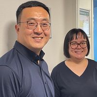 Yu Han, PTL:s Europachef och Suki Wang, ansvarig för det kinesiska bolagets lokala kontor på Midlanda. Till höger Niklas Säwén, kommunalråd Sundsvalls kommun
