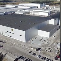 Drönarbild på Northvolt samt bild på konkursförvaltaren Mikael Kubu iklädd vit skjorta och mörkblå kavaj.