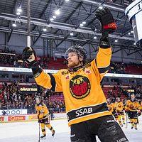 Delad bild. Till vänster: Luleå-hockeyspelare firar mål inför hemmapublik.