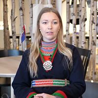 Naadja Edlund Östergren framför en spaljé av björkar