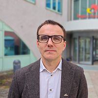Mattias Ask, trafikdirektör på KLT framför regionhuset i Kalmar