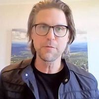 Delad bild. Vänster: person i vardagsrum. Höger: ishockeyspelare i Tre Kronor-tröja på isen.