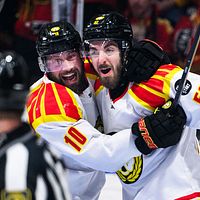 Delad bild. Till vänster: ishockeyspelare i vitt firar mål. Till höger: Luleåspelare i röd matchtröja.
