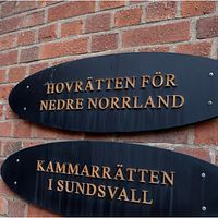 Bildsplitt. Skyltar och en porträttbild på en advokat.