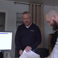 Fredrik Malmström vd på Picea bygg i Sundsvall står med en kollega på kontoret på Norra vägen och tittar på offerter
