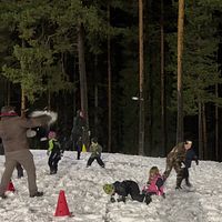 En delad bild som visar vinteraktiviteter. Till vänster syns en grupp barn som leker i snön, bland annat med snöbollskastning och lek. Några vuxna är också med i leken. I bakgrunden finns höga tallar. Till höger står Sebastian Bryntesson i vinterkläder och tittar in i kameran.