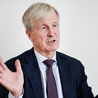 Tvådelad bild. Vänster: affärsklädd person gestikulerar. Höger: fotbollsarena med pyroteknik.