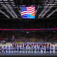 Delad bild. Till vänster: landslag under amerikanska flaggan i ishall. Till höger: hockeyspelare.