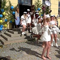Flera studenter dansar ut på skolgården samt rektorn Jonas Jönsson i Luleå.