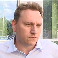 Advokat Magnus Nyström blir intervjuad i TV.