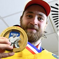 Viktor Hedman håller sitt VM-guld och drömmer om OS-guld när han, om skadefri, kan få spela sitt första OS i Cortina 2026