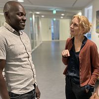 Två doktorander från Uganda pratar med Anna Mia Ekström, professor i global infektionsepidemiologi på Karolinska Institutet i Solna.