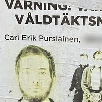 Affisch med varningsmeddelande om våldtäktsman, flera personer står i bakgrunden.