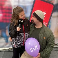 Isabella och Semmy besökte SVT:s tält för att prova på hur det är att vara reporter.